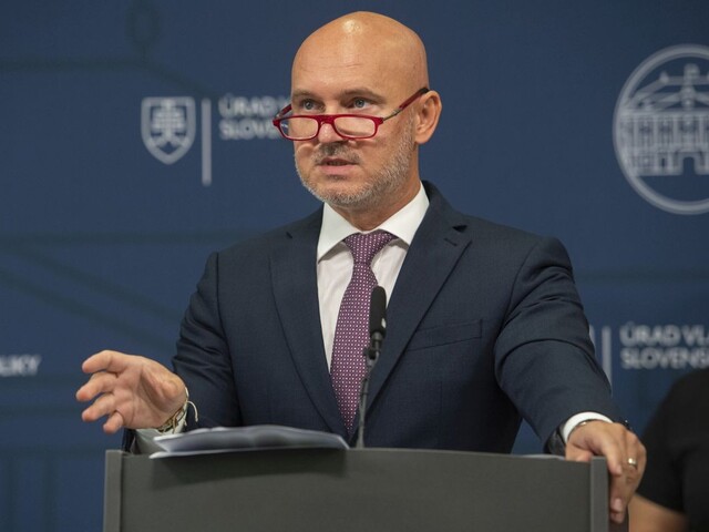 Gröhling podal demisiu. Odniesol ju do podateľne Prezidentského paláca