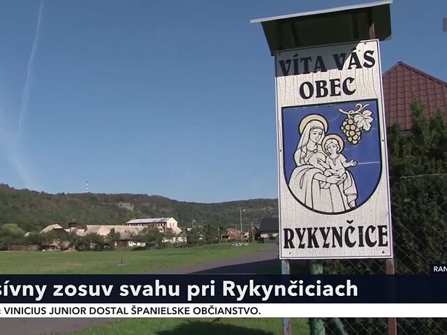 Rieka Krupinica medzi obcami podmyla cestu, zosunula sa krajnica vozovky