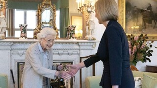 Kráľovná vymenovala Trussovú za novú britskú premiérku, poverila ju aj zostavením vlády