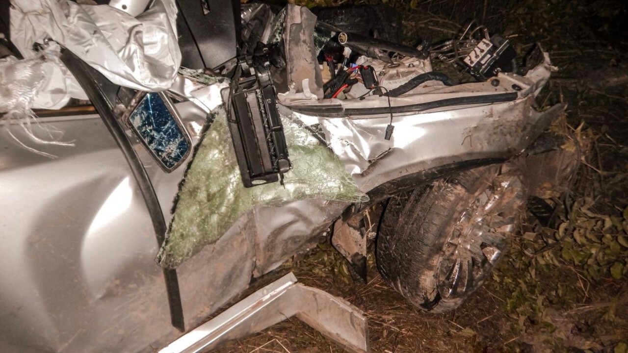 Za Komárnom sa zrazili dve autá, nehodu neprežil jeden človek