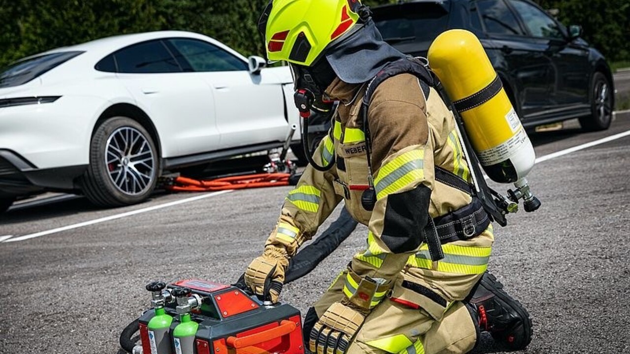 Nová metóda hasenia elektromobilov má zabezpečiť väčšiu účinnosť a bezpečie pre záchranné zložky
