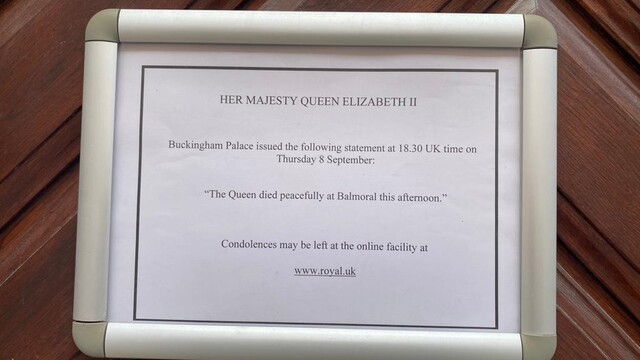 Oznam o kráľovnej na dverách britskej ambasády