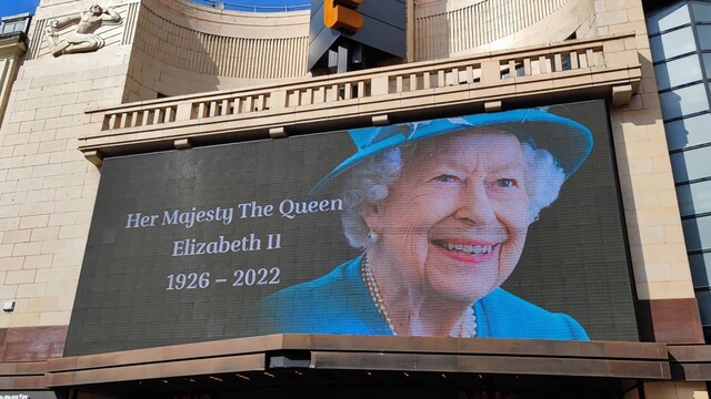 Billboard kráľovnej Alžbety II.