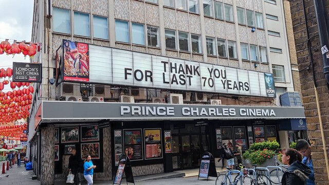 Nápis na budove kina Princa Charlesa