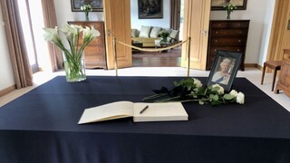 Najvyšší predstavitelia štátu prišli vzdať úctu kráľovnej Alžbete II. a zapísať sa do kondolenčnej knihy