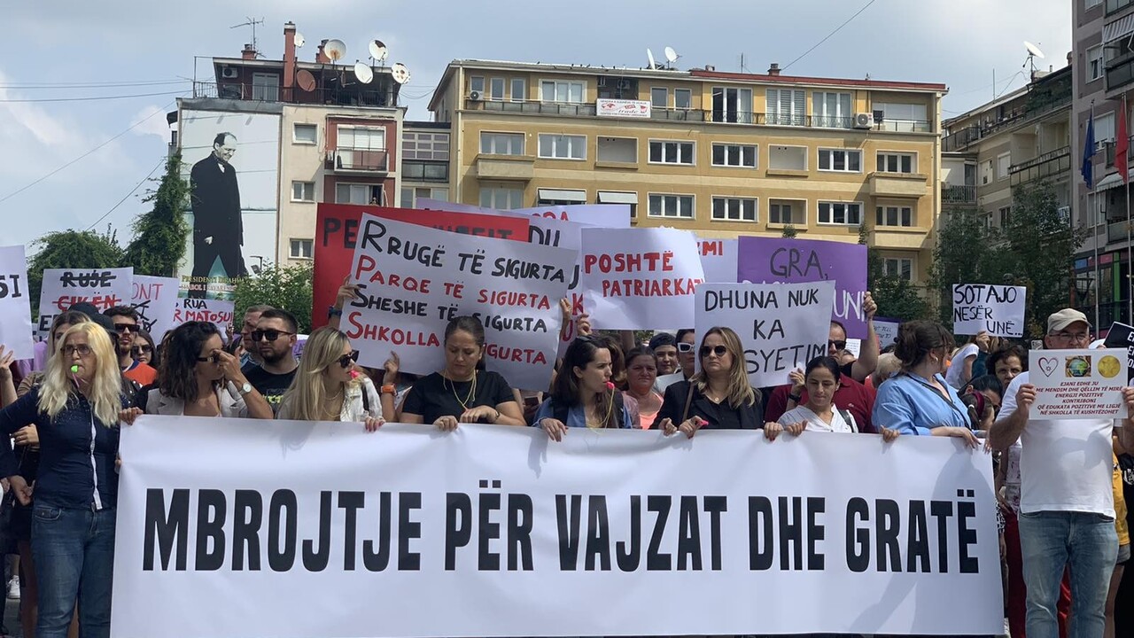 Balkán sa búri. Pätica mužov znásilnila dievčatko, za mrežami si posedia len mesiac