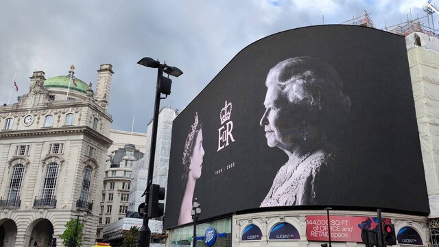 Fotografia kráľovnej Alžbety II. na Piccadilly Circus
