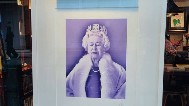 Fotografia kráľovnej vo výklade obchodu