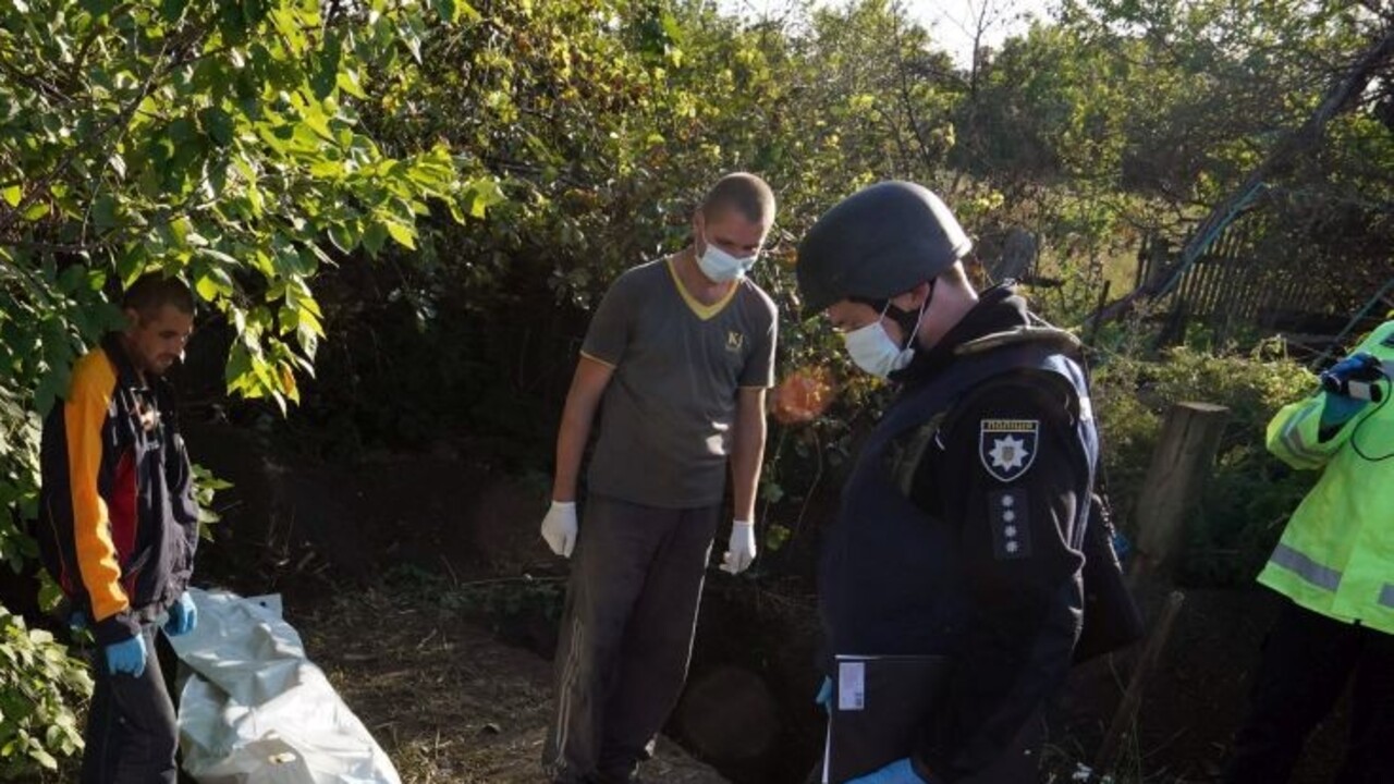 Na oslobodené ukrajinské územia sa vrátila polícia, vyšetruje zločiny Rusov