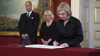 Britská premiérka Trussová a členovia vlády zložili prísahu kráľovi Karolovi III.