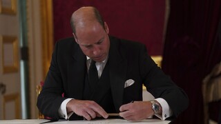 Princ William sa ujíma oficiálnych povinností. Prevezme tiež niektoré záležitosti Karola III.