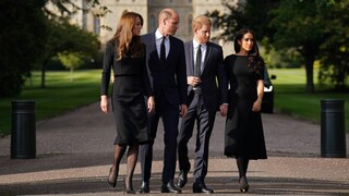 Princ William absolvoval prvé verejné vystúpenie od smrti kráľovnej. S manželkou prišiel pred hrad Windsor