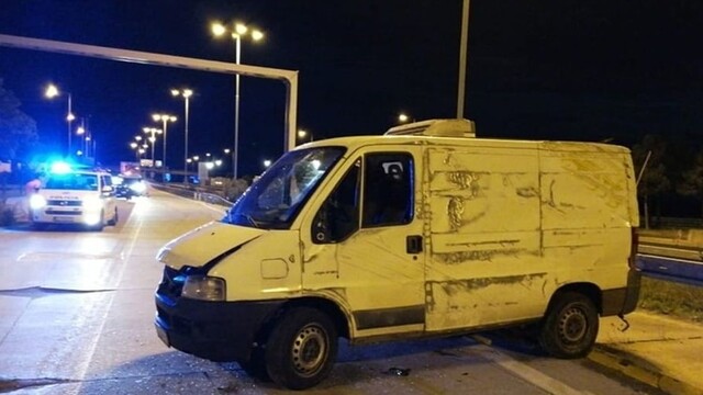 Pri hraničnom priechode Čunovo - Rajka havarovala dodávka, polícia v nej našla 20 migrantov