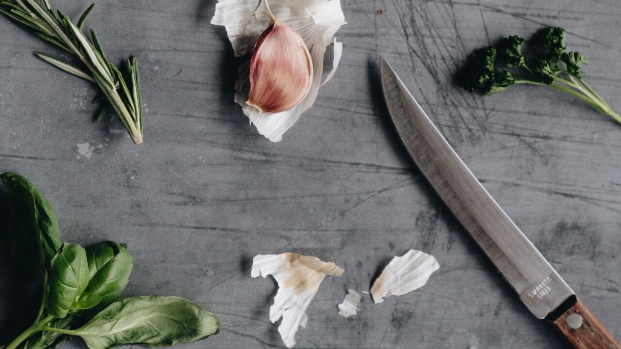 Cesnak najlepšie pretlačíte nožom: A ak urobíte túto vec, nebude vás trápiť zápach z úst
