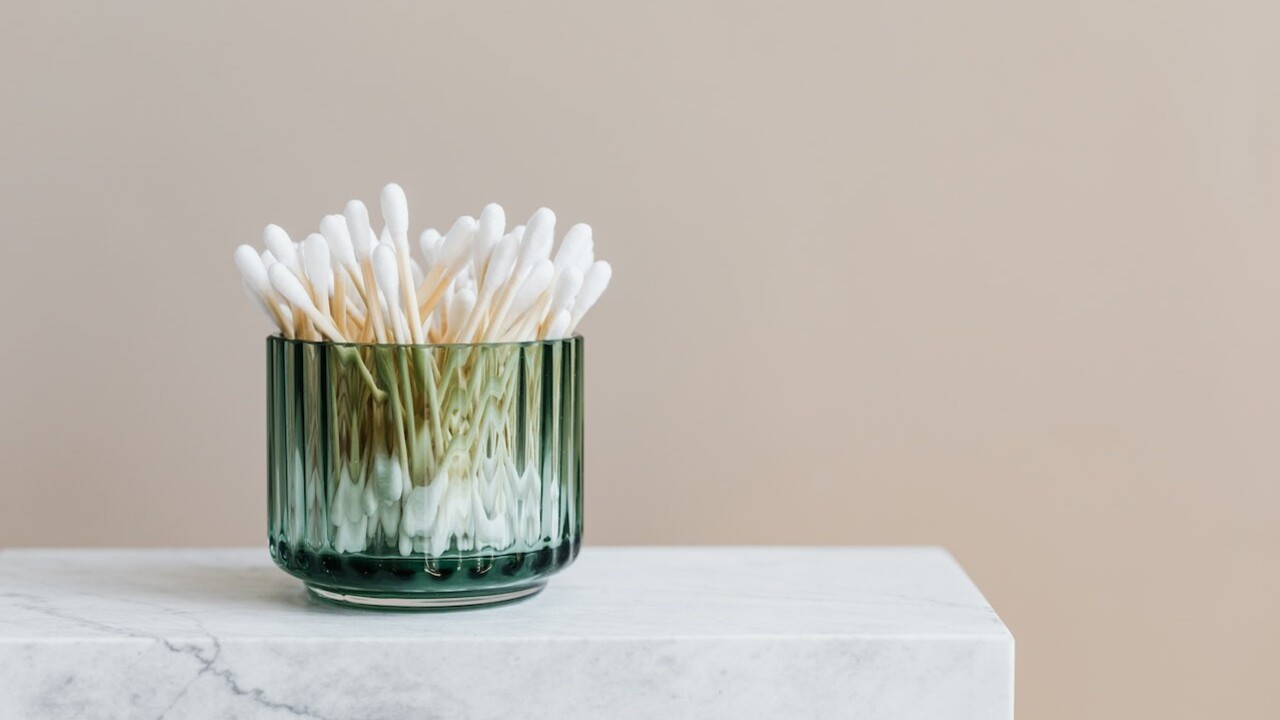 Ako si správne čistiť uši? Vatové tyčinky narobia viac škody ako osohu