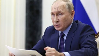 Putin čelí kritike svojich najväčších stúpencov. Namiesto pomoci vojakom organizuje pompézne oslavy