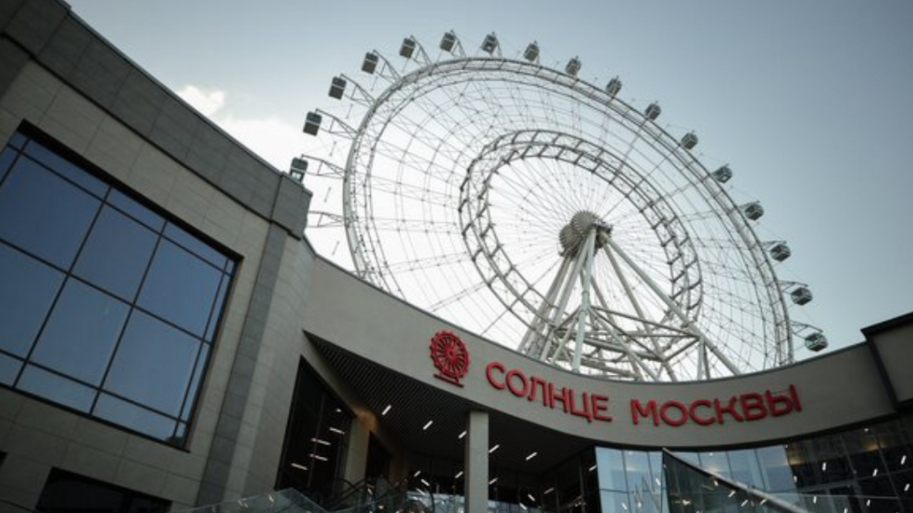 Rusi bojujú, Putin oslavuje. Otvoril najväčšie ruské koleso v Európe, ktoré sa o pár hodín pokazilo