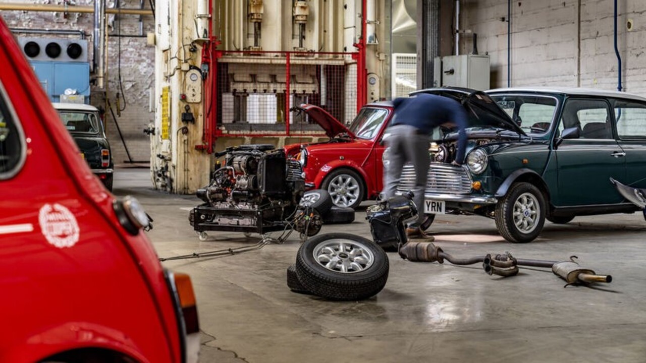 Aj klasické Mini môže kráčať s dobou. Automobilka ponúkne fabrickú prestavbu na elektrický pohon