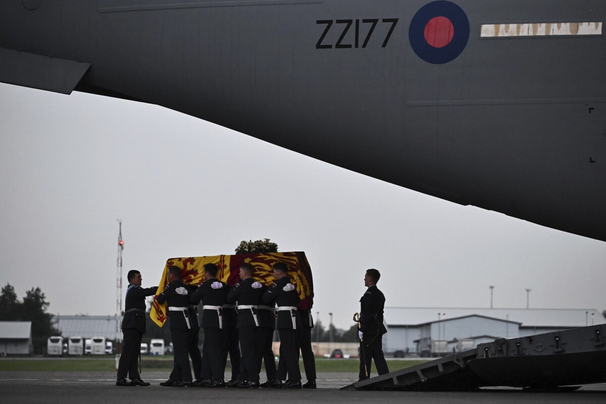 Rakvu s pozostatkami Alžbety II. priviezli do Londýna