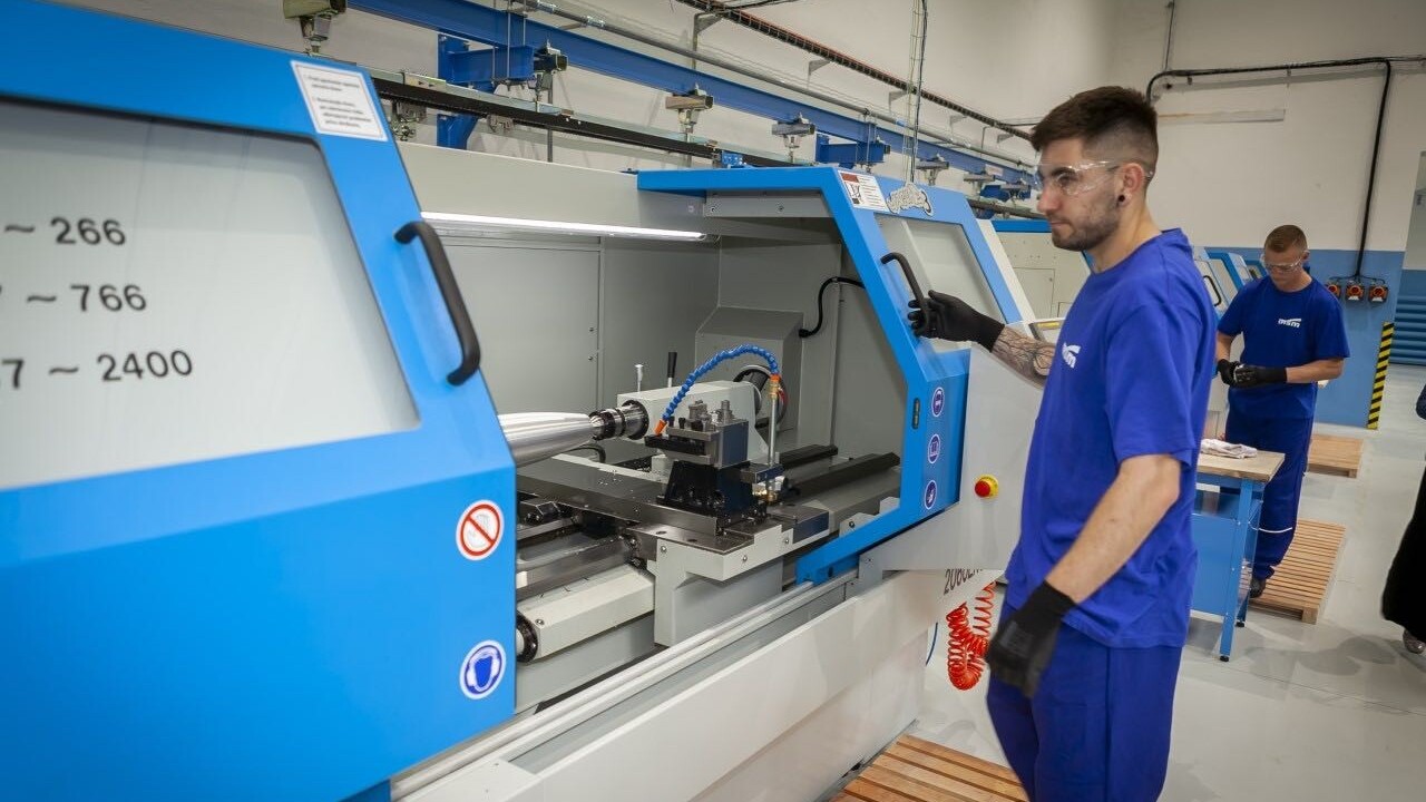 Tradícia pokračuje. V Novákoch sa pred 65 rokmi začala vyrábať a modernizovať munícia