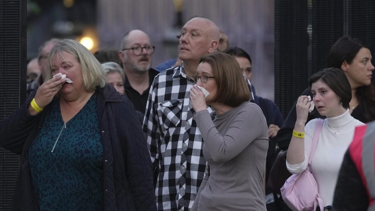 Očakávajú davy ľudí. Verejnosť dáva zbohom kráľovnej Alžbete II. vo Westminsterskej sále