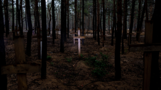 ONLINE: Ukrajinská prokuratúra vyhlásila, že v hroboch v Iziume nesie niekoľko tiel známky mučenia