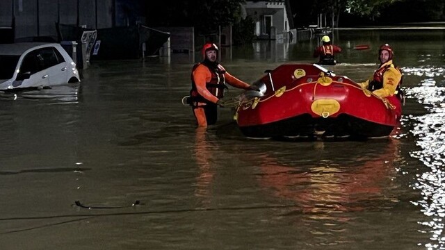 Pri záplavách v Taliansku zahynulo minimálne 10 ľudí. Ďalší sú nezvestní