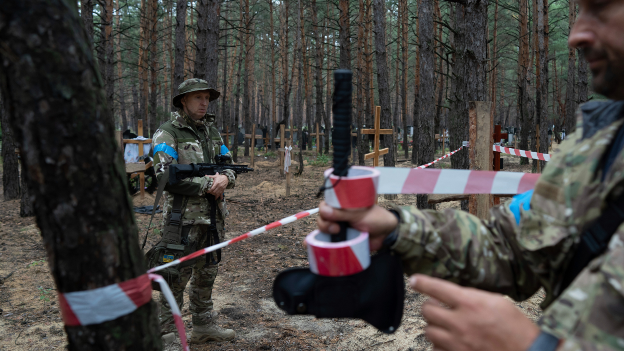 Telá niektorých civilistov, ktoré našli v provizórnych hroboch v Iziume, nesú známky mučenia