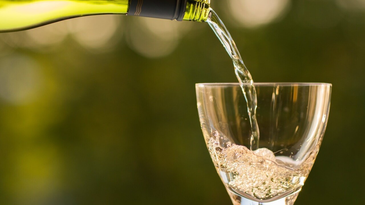 Biele víno by ste mali mať vždy po ruke: Odstráni škvrny, umyje okná a zničí mušky