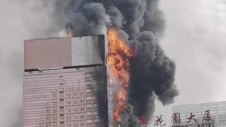 VIDEO: V Číne zachvátil požiar 200-metrový mrakodrap. Horelo niekoľko desiatok poschodí