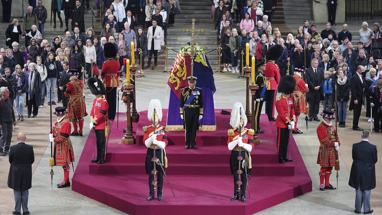Muž sa mal vo Westminsterskej sále dotknúť rakvy kráľovnej, polícia ho zadržala