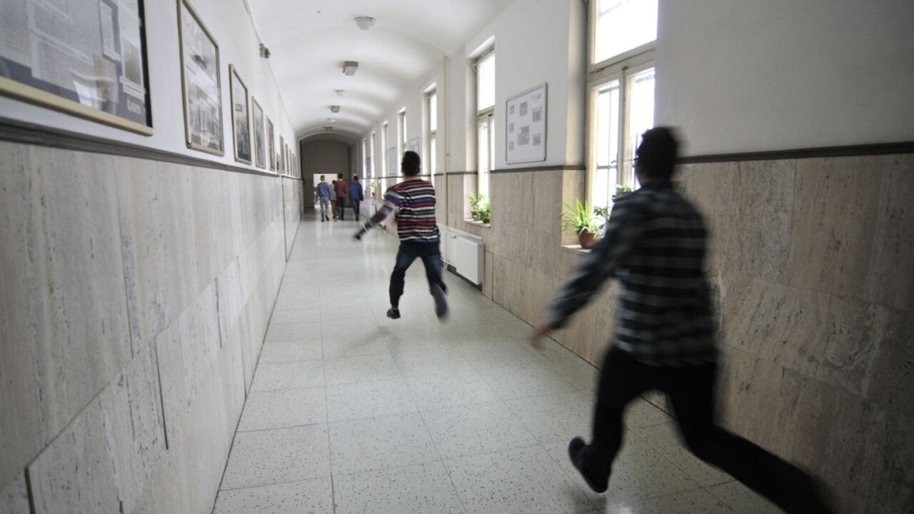 Škola je povinná šikanu riešiť a nemôže ju ignorovať, tvrdí komisár pre deti Jozef Mikloško