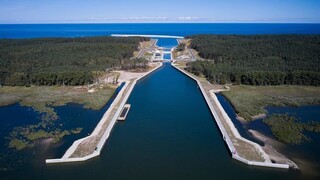 Poľsko otvorilo novú vodnú trasu. Zníži závislosť od Moskvy, lode sa vyhnú prielivu, ktoré ovláda Rusko