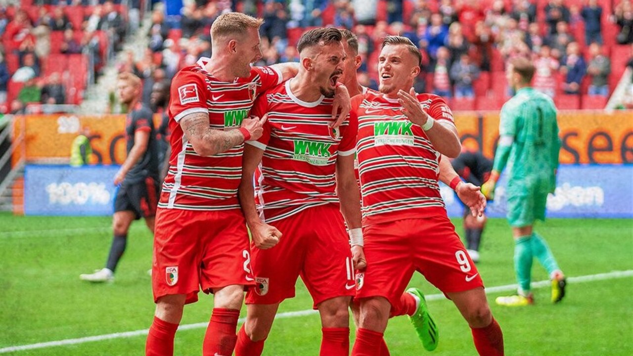 Nemecká Bundesliga: Bayern sa trápi, podľahol Augsburgu. Na triumf čaká už štyri kolá