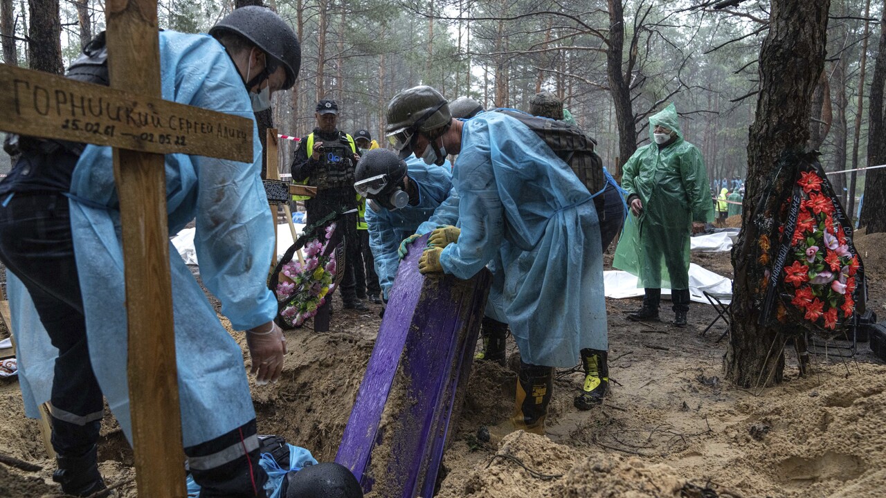ONLINE: Telá z hrobov v Iziume budú exhumovať ešte dva týždne