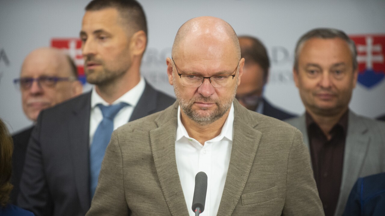 Top udalosti: Opozícia zablokovala parlament, prezidentka vymenovala nových ministrov, Británia sa pripravuje na pohreb kráľovnej Alžbety II.