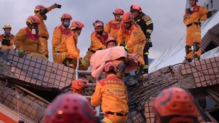 Otrasy po nedeľnom zemetrasení na Taiwane zranili takmer stopäťdesiat ľudí a vyžiadali si jeden život