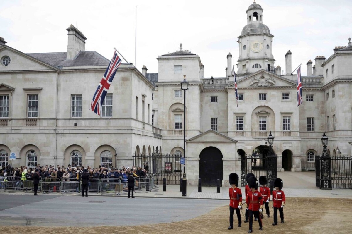 Kráľovská garda pochoduje pred areálom Horse Guard pred Štátnou pohrebnou službou britskej kráľovnej Alžbety II.