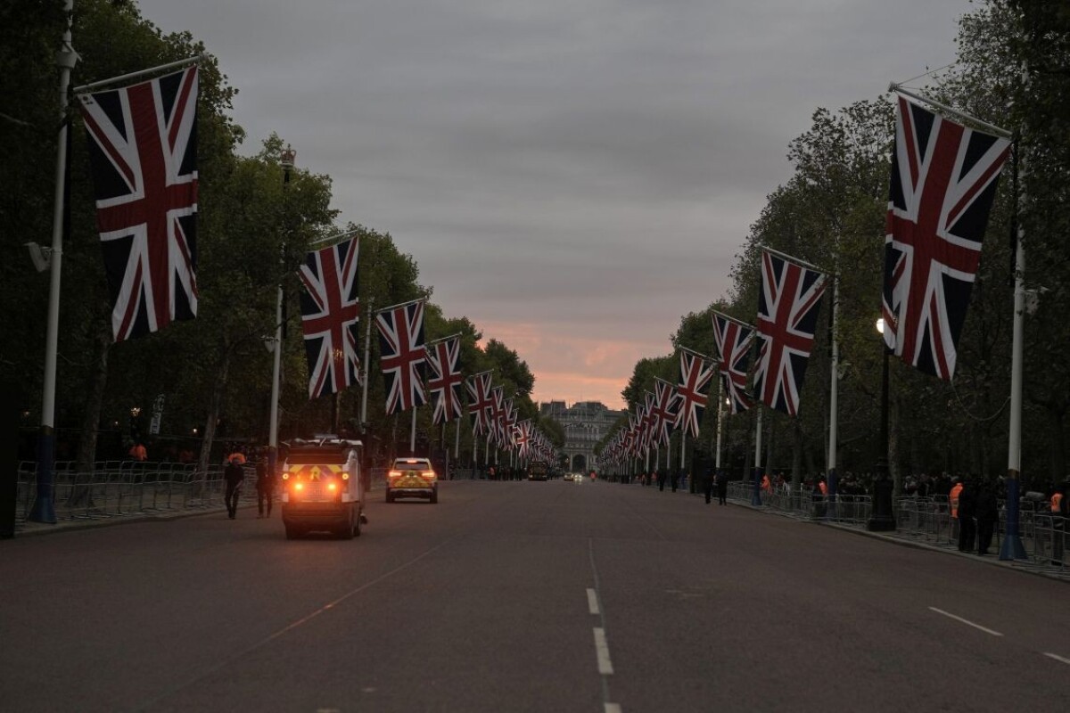Vozidlá sa pohybujú po The Mall skoro ráno pred pohrebným sprievodom kráľovnej Alžbety II
