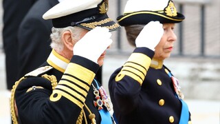 Na pohreb kráľovnej Alžbety II. prišli státisíce ľudí. Aká je atmosféra v Londýne?