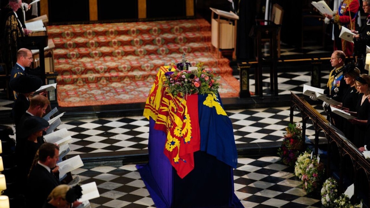Kráľovnú pochovali do Pamätnej kaplnky kráľa Juraja VI. Sprevádzala ju iba najbližšia rodina