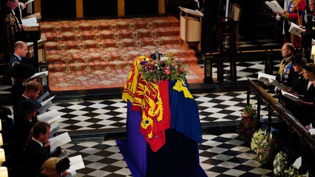 Kráľovnú pochovali do Pamätnej kaplnky kráľa Juraja VI. Sprevádzala ju iba najbližšia rodina