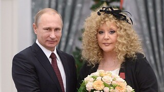 Úbohá fraška slabej vlastenky, znie z Ruska. Popová speváčka Pugačovová čelí kritike stúpencov Kremľa