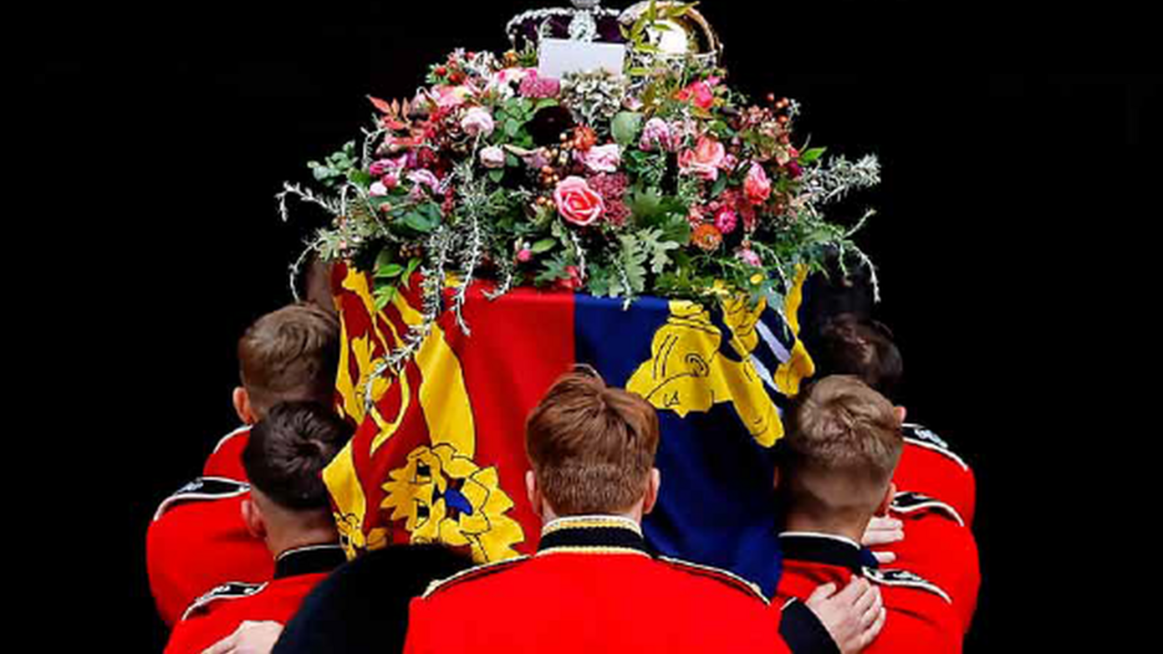 Britské titulky novín zaplavili kráľovské farby na počesť Alžbety II.: Kým sa znova nestretneme, odkazuje Daily Mirror
