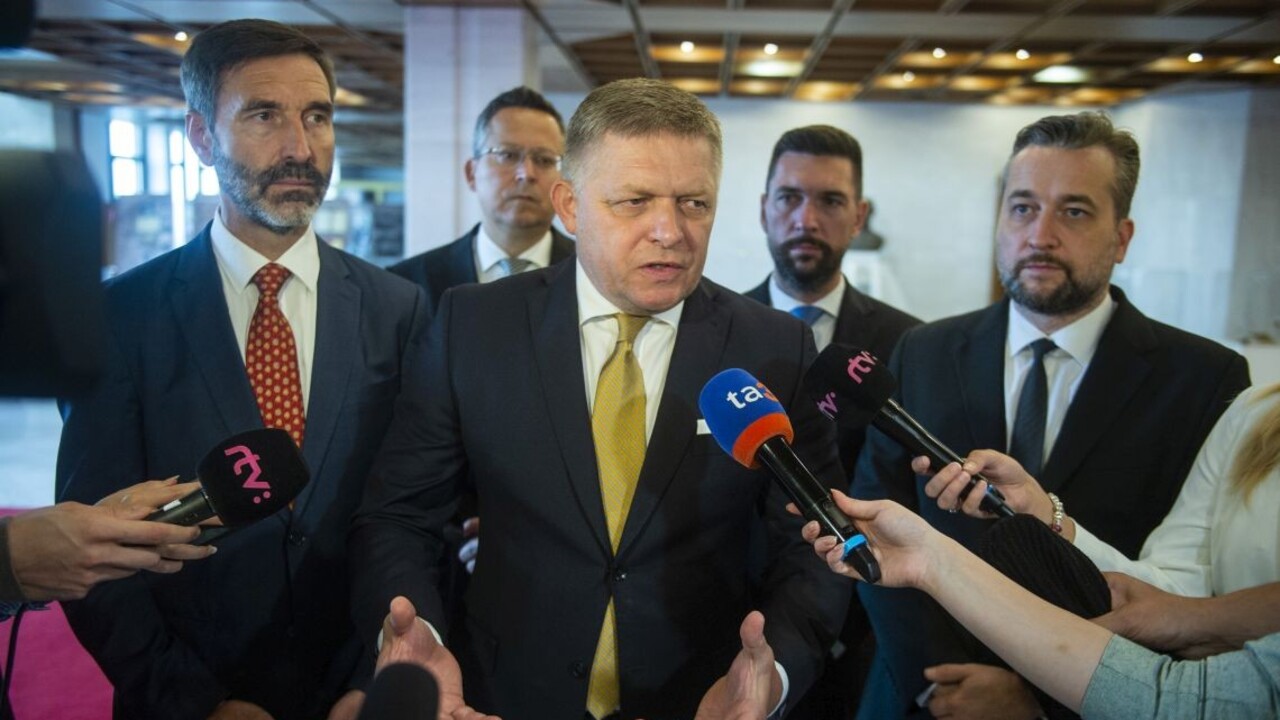 Smer podporí novelu, ktorá by umožnila skrátiť volebné obdobie parlamentu. Fico si však nemyslí, že zákon prejde