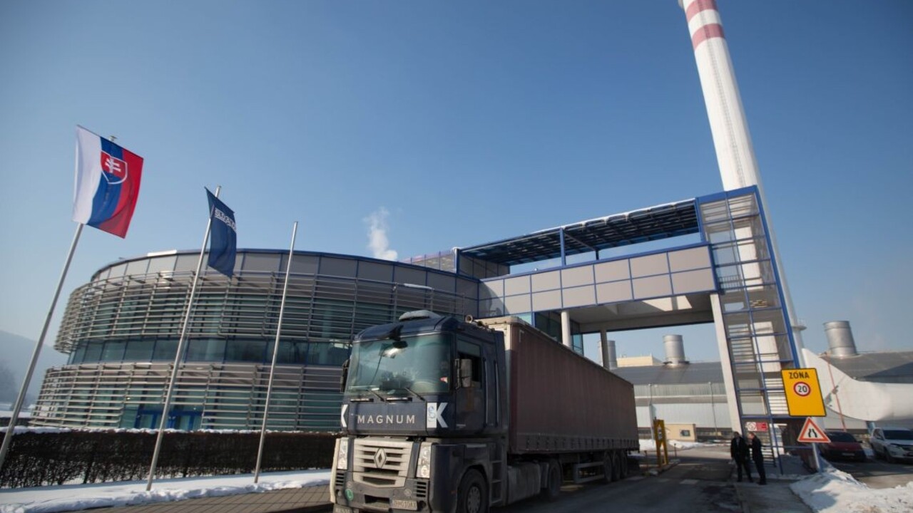 Výrobu síce pozastavili, no prepúšťať sa zatiaľ nechystajú. Slovalco pokračuje v odstavovaní pecí