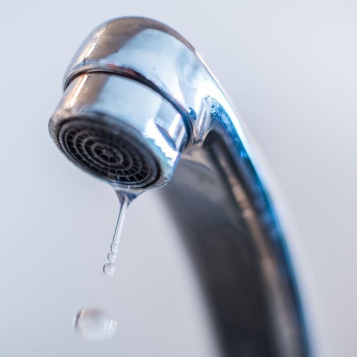 Alkohol bude možno lacnejší ako voda. Vysoké ceny elektriny ovplyvnia aj cenu životne nevyhnutnej tekutiny