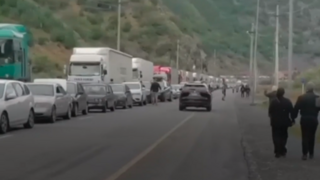 Rusi utekajú pred mobilizáciou aj do Gruzínska, na hranici čakajú aj 12 hodín