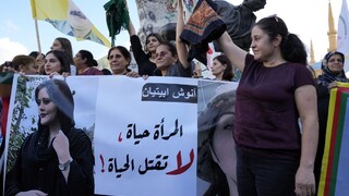 Iránska polícia zadržala aktivistov a novinárku, zatknutia súvisia so smrťou Amíníovej