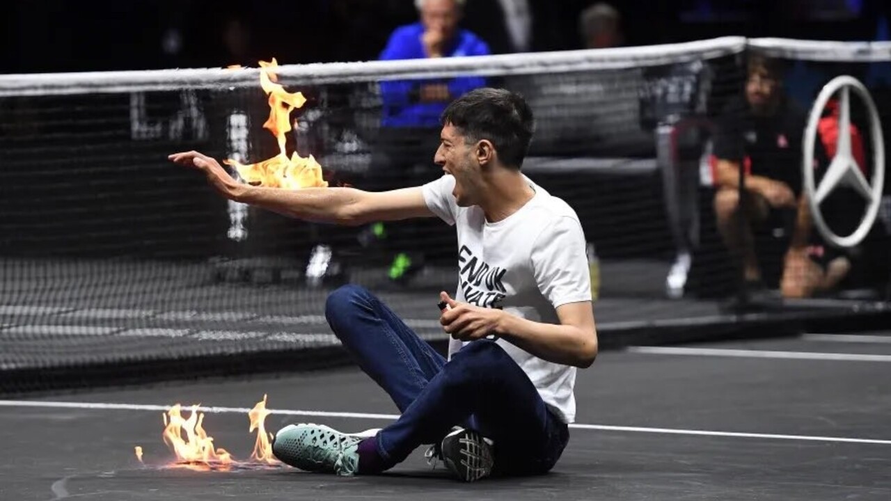 Laver Cup narušil demonštrant s ohňom. Zápalil kurt, vzápätí mu začala horieť ruka